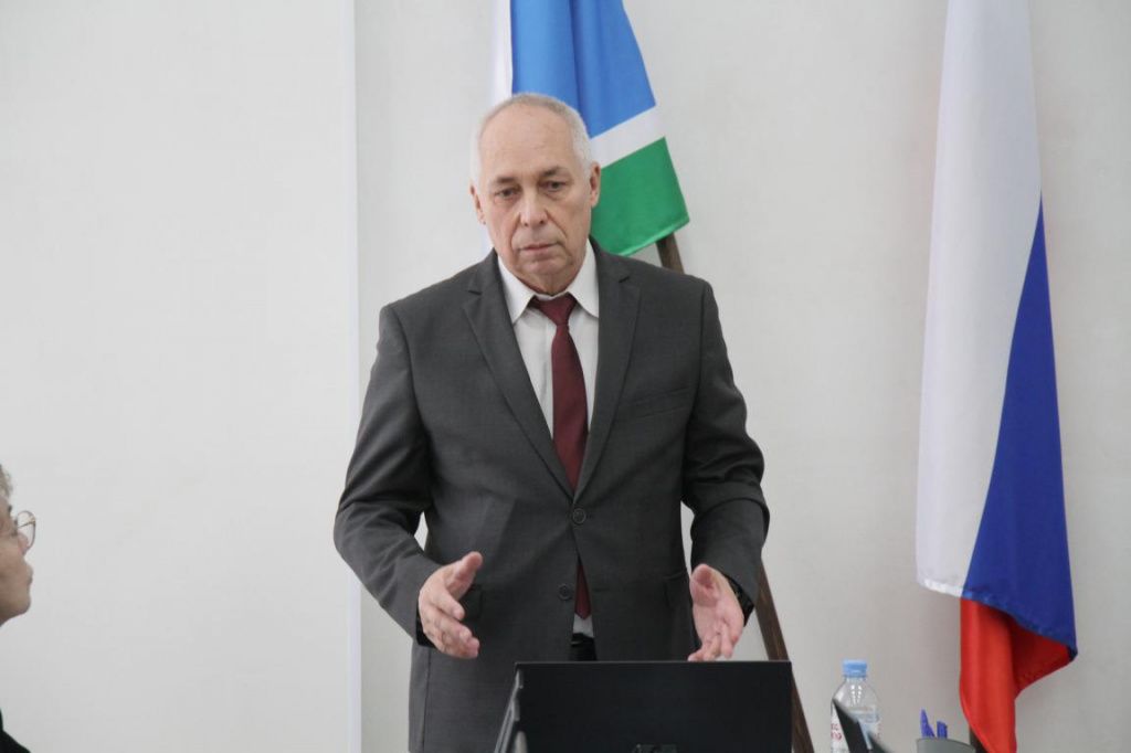 Дмитрий Попенов после избрания поблагодарил депутатов за доверие. А Ольгу Чернецову - за проделанную работу. Фото: Константин Бобылев, "Глобус" Дмитрий Попенов после избрания поблагодарил депутатов за доверие. А Ольгу Чернецову - за проделанную работу. Фото: Константин Бобылев, "Глобус"