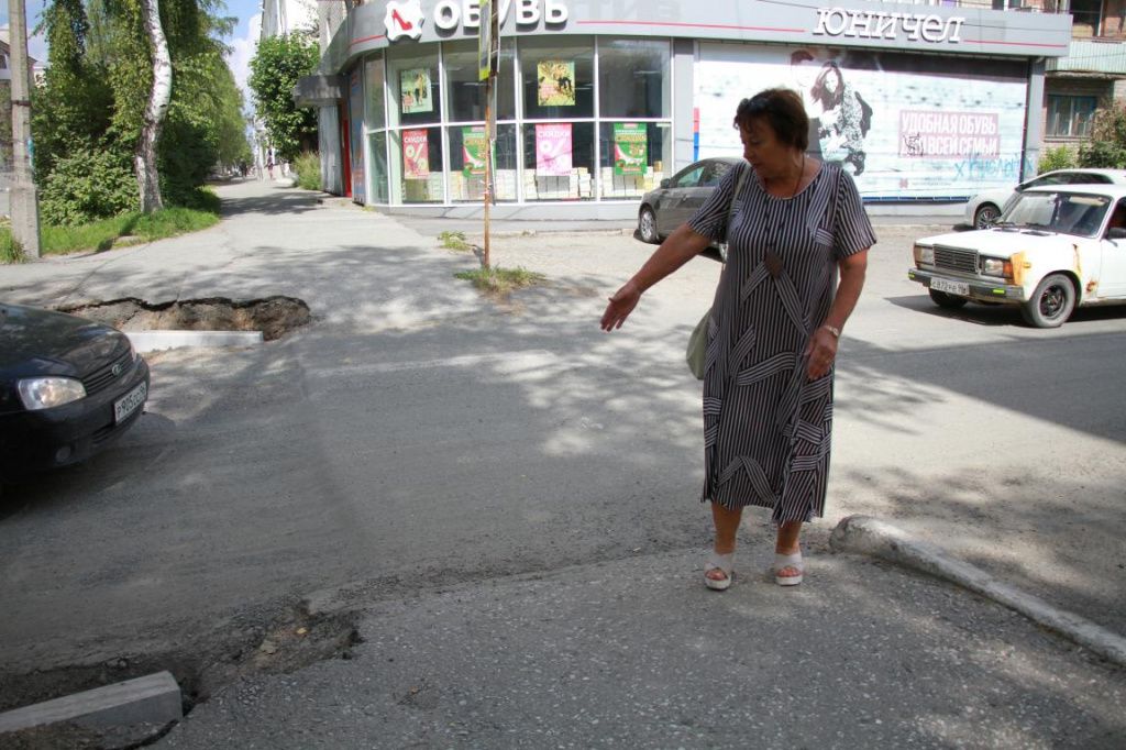 Когда начался ремонт, женщина понадеялась, что на переход тоже обратят внимание. Фото: Константин Бобылев, "Глобус"