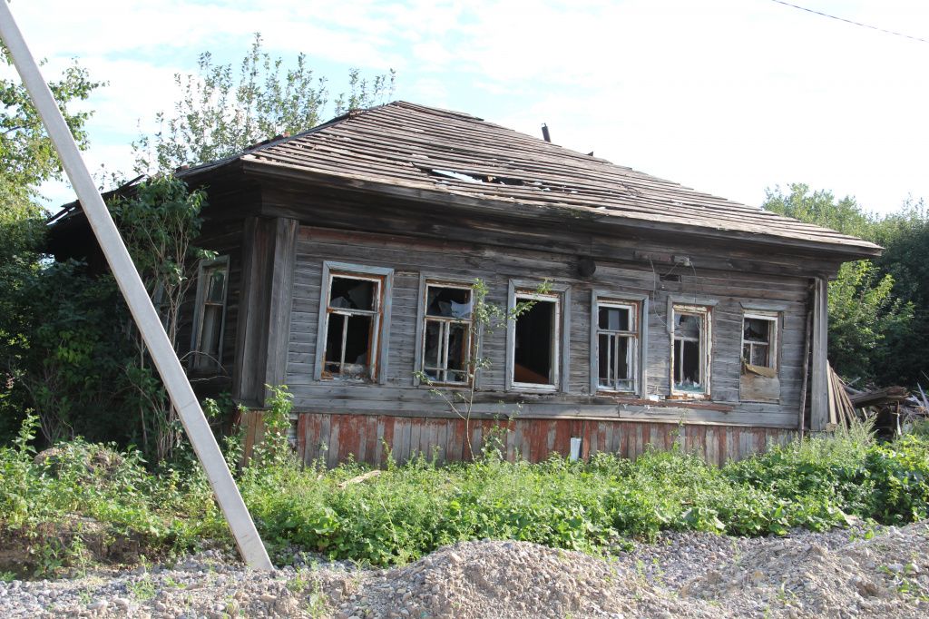 В этом заброшенном доме по улице Короленко также бывают дети. фото: Анна Куприянова, "Глобус"