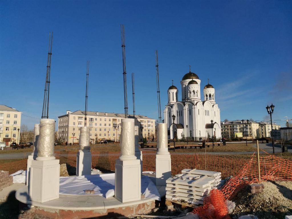 Установка ротонды на площади до сих пор не завершена. Фото: Константин Бобылев, "Глобус"