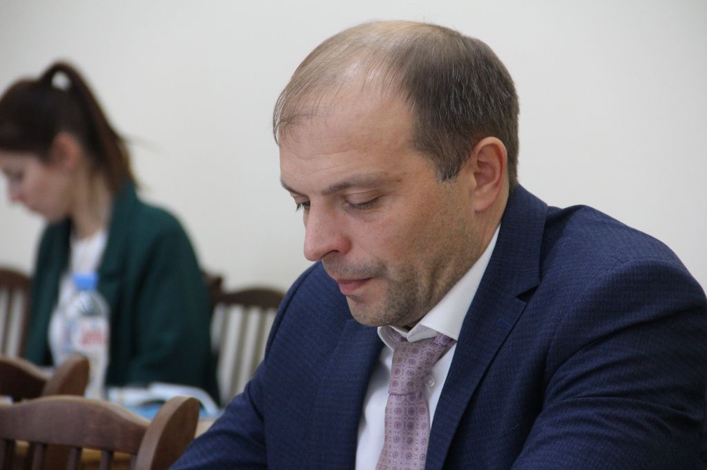 С докладом выступил председатель Комитета ЭТС и ЖКХ Константин Сидоров. Фото: Анна Куприянова, "Глобус"