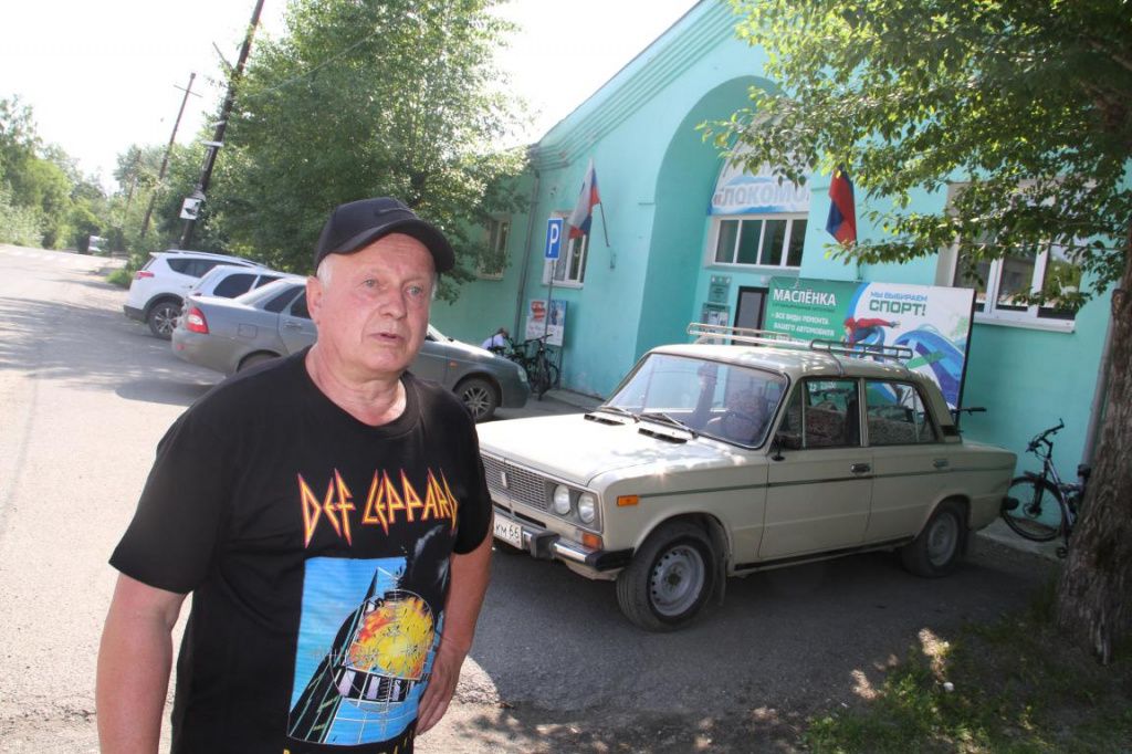 Мужчина отмечает, что в хорошем состоянии поддерживается только здание стадиона. В 2019 году здесь даже открыли зал бокса. Фото: Константин Бобылев, "Глобус" Мужчина отмечает, что в хорошем состоянии поддерживается только здание стадиона. В 2019 году здесь даже открыли зал бокса. Фото: Константин Бобылев, "Глобус"