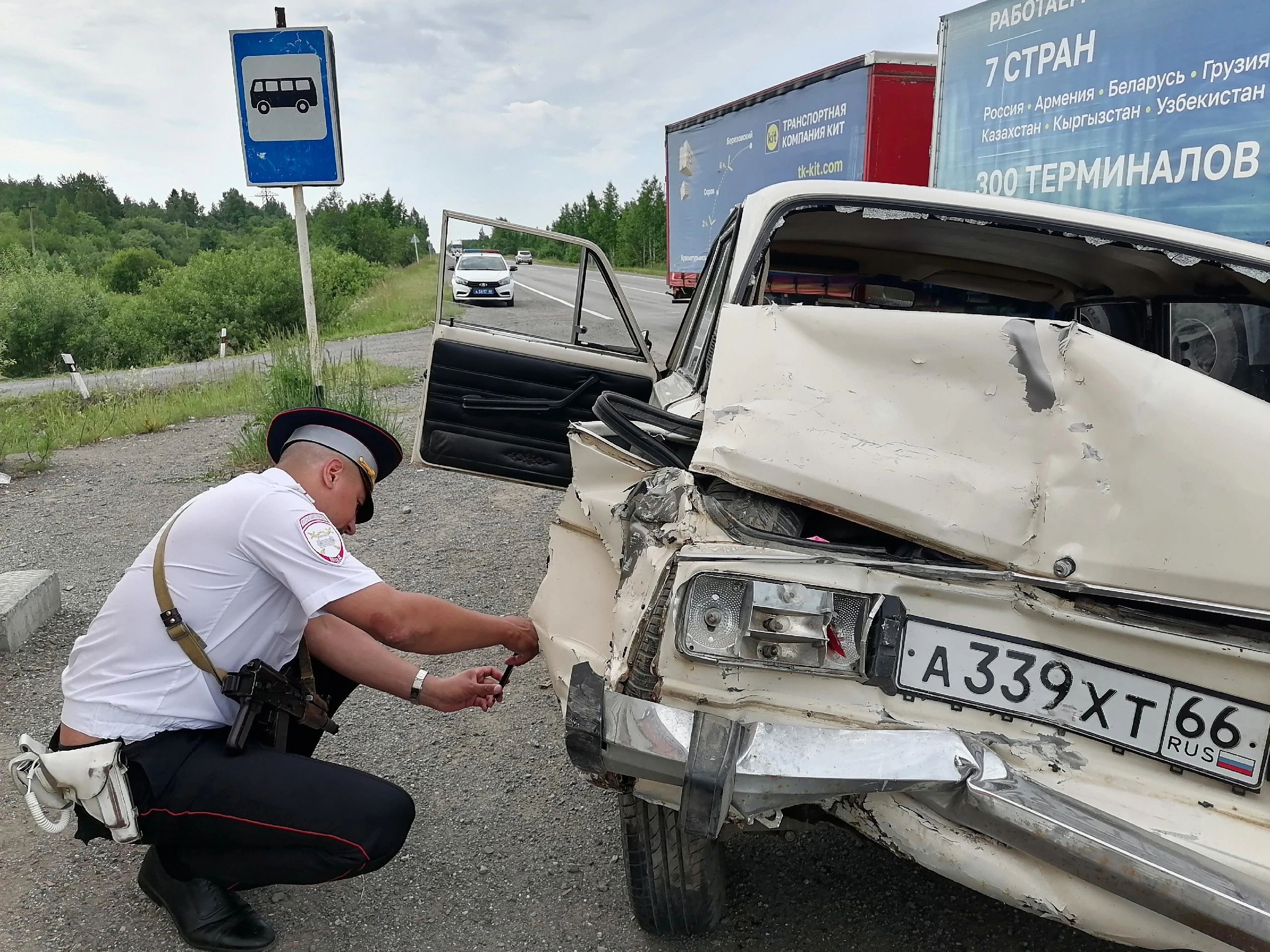 Легковушка остановилась пропустить пешехода на "зебре". Фото: Госавтоинспекция Серова
