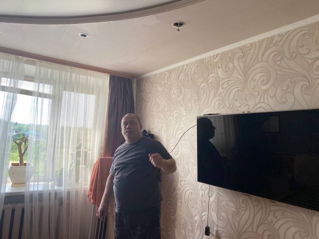 Роман Скоморохов отметил, что затопило все помещения в квартире. Фото: Анна Куприянова, "Глобус"