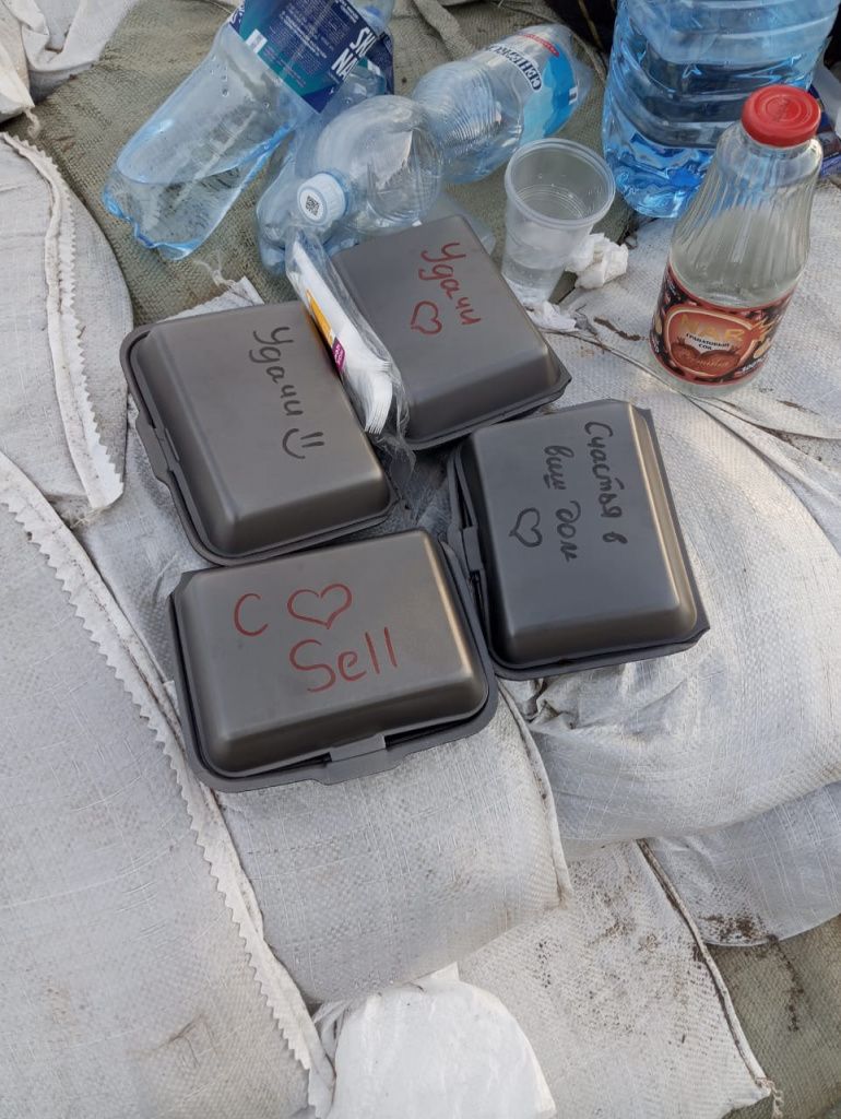 На коробочках с едой волонтеры оставляли теплые надписи. Фото: Иван Копылов