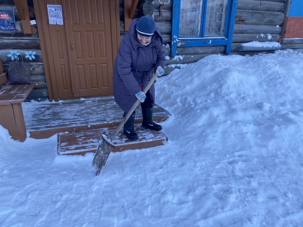 Жители дома сами прибирают двор от снега. Фото: Анна Куприянова, "Глобус"