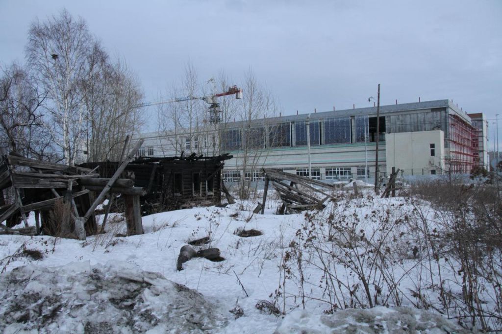 Рядом с участком, о котором идет речь, находятся остатки сгоревшего дома. Фото: Константин Бобылев, "Глобус"