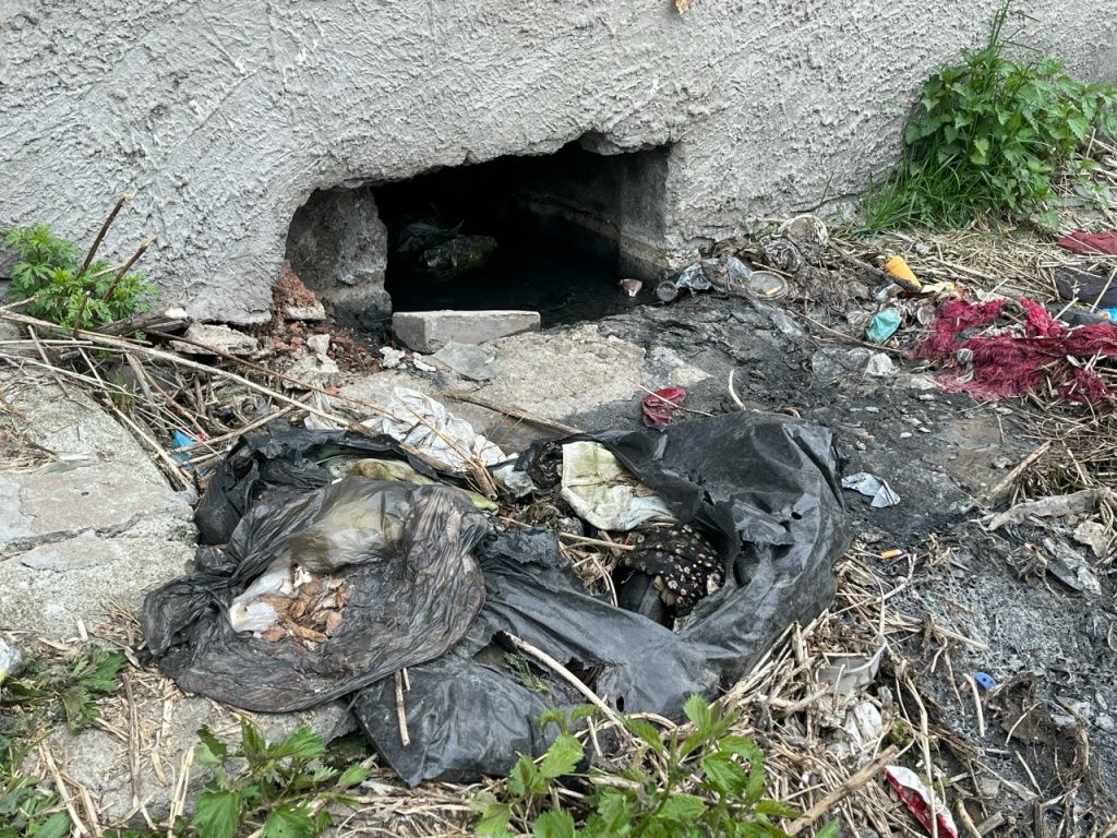 Сквозь окно в подвале виден уровень воды. Помещение затоплено полностью вонючей жижей. Фото: Анна Куприянова, "Глобус" Сквозь окно в подвале виден уровень воды. Помещение затоплено полностью вонючей жижей. Фото: Анна Куприянова, "Глобус"