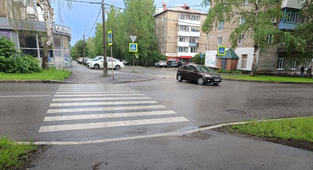 ДТП произошло на "зебре" у дома № 1 по улице Каляева. Фото: Госавтоинспекция Серова