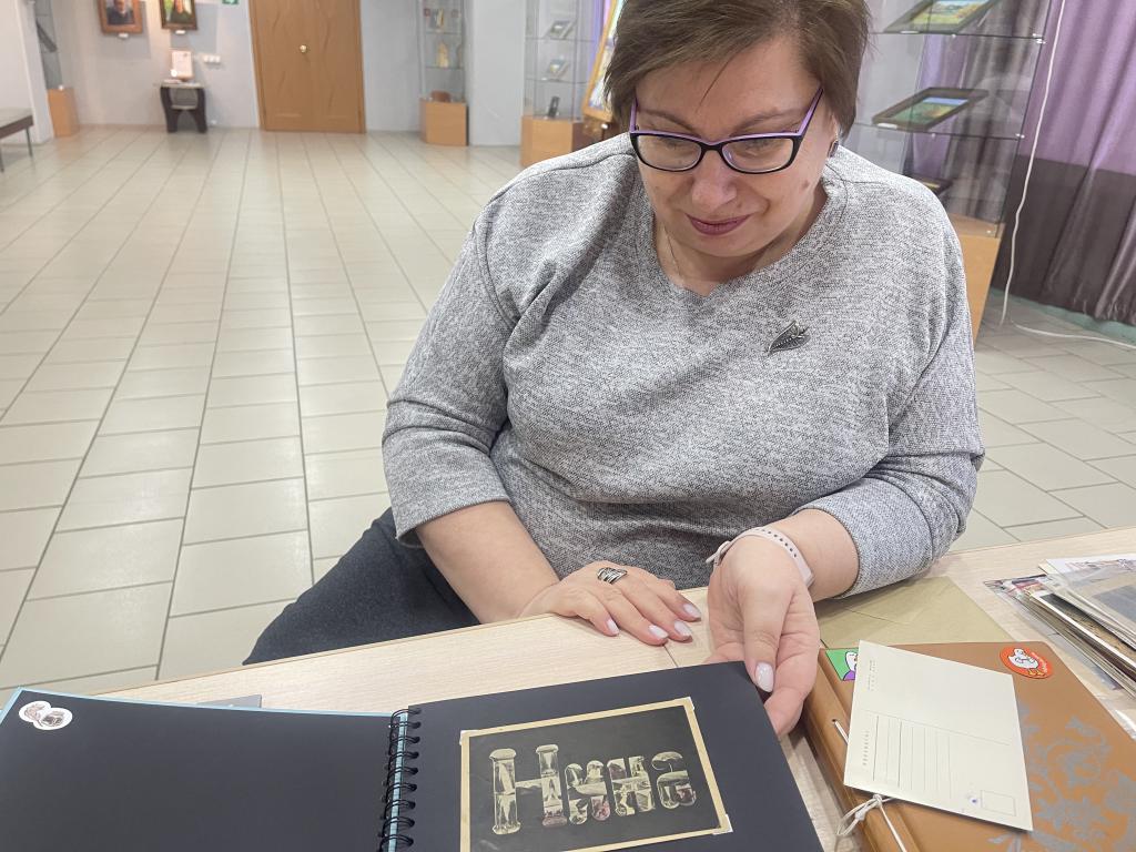 С помощью открыток коллекционер создала необычную версию родословной своей семьи. Фото: Анна Куприянова, "Глобус"