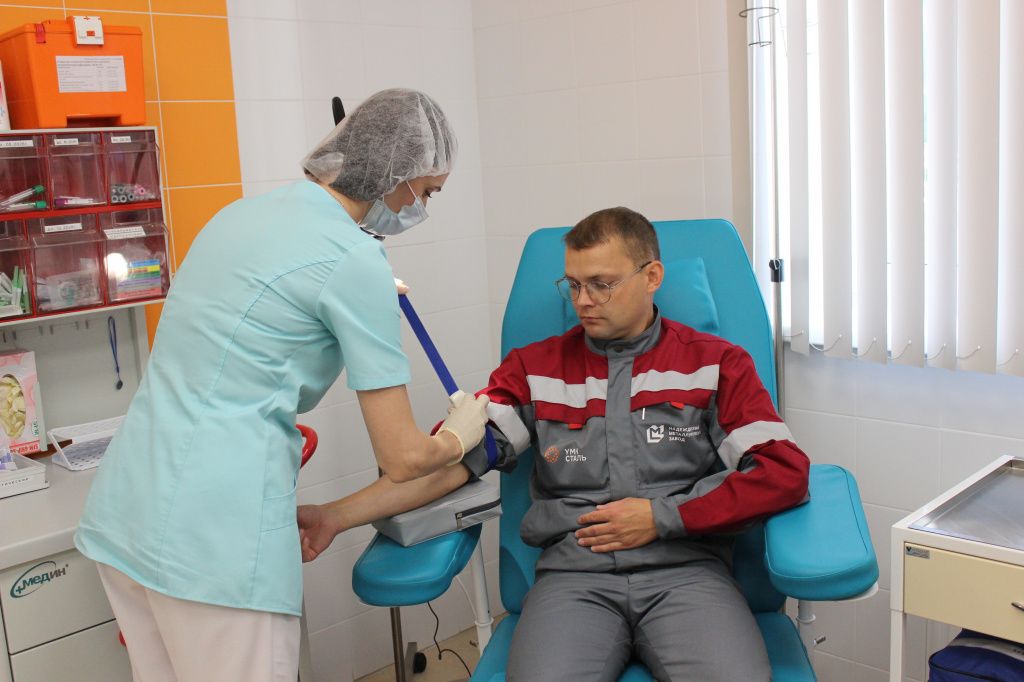 В рамках заводской программы ДМС работники метзавода получают бесплатную квалифицированную медицинскую помощь в новом филиале клиники «УГМК-Здоровье» в Серове, а также в других медучреждениях города и области. Фото: пресс-служба Надеждинского металлургического завода