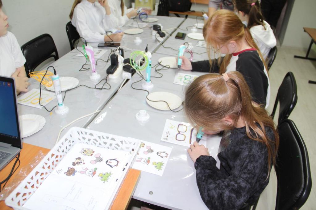 ЗD-ручками девочки создавали очки. Фото: Анна Куприянова, "Глобус"