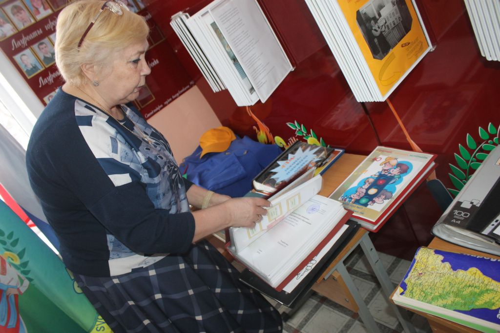 Татьяна Ворошилова рассказала и показала, чем наполнен школьный музей. Фото: Мария Чекарова, "Глобус"