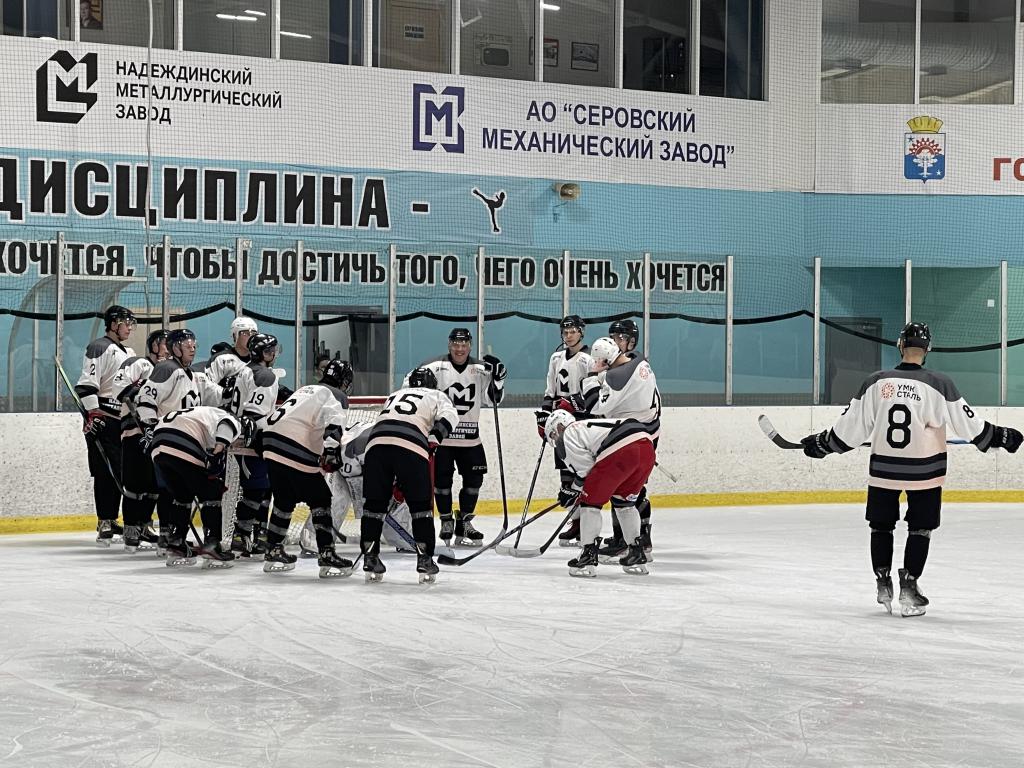Серовчане играли в светлой форме. По итогам игр команда заняла третье место. Фото: Анна Куприянова, "Глобус"