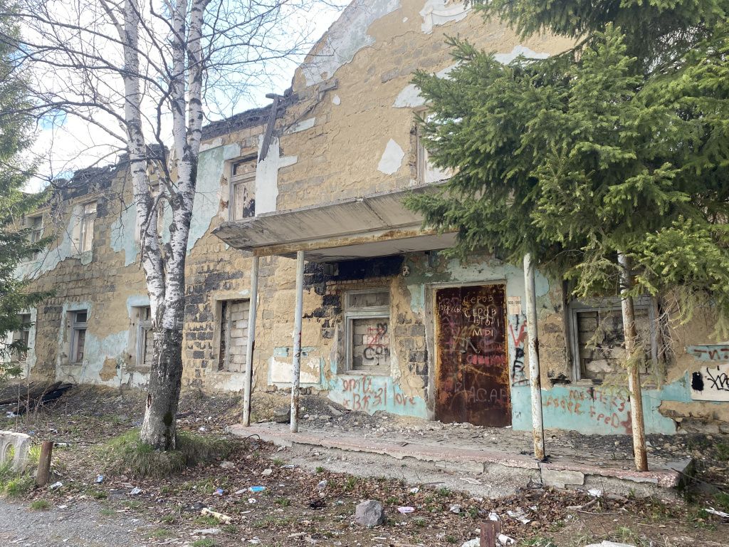 Этот дом Елена Кислицына назвала бывшим “Стройуправлением”. Фото: Анна Куприянова, "Глобус"