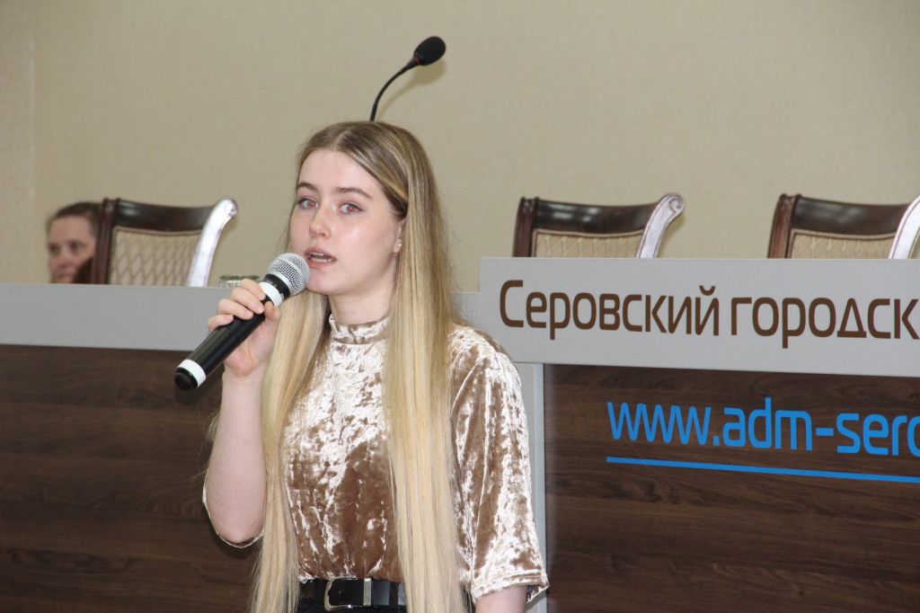 Елизавета Рагозина от лица всех выпускников поблагодарила учителей и родителей за помощь в учебе. Фото: Мария Чекарова, "Глобус"