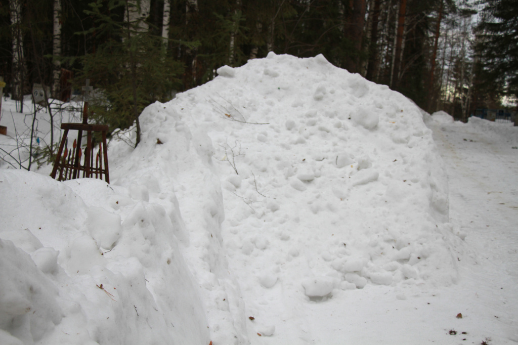 Снег не вывезли, а сгребли в сторону захоронения. Фото: Константин Бобылев, "Глобус".
