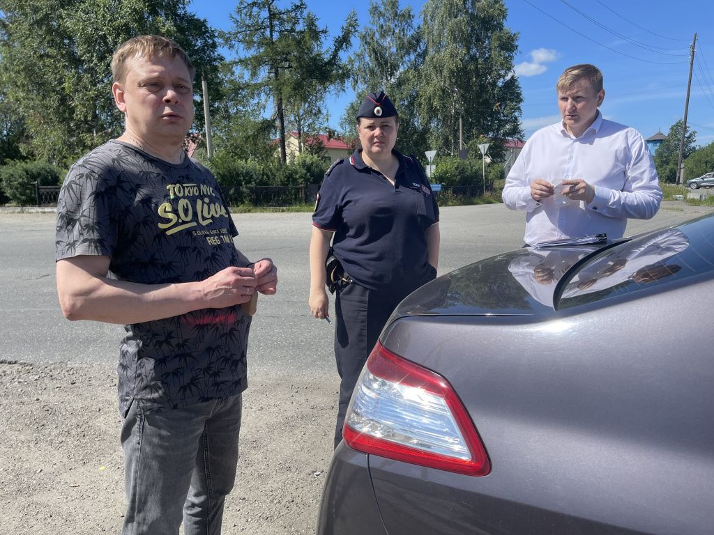 У павильона общались директор ООО "Надеждинский" Станислав Исупов (справа), сотрудник полиции и мужчина, который назвался прохожим. Фото: Анна Куприянова, "Глобус"