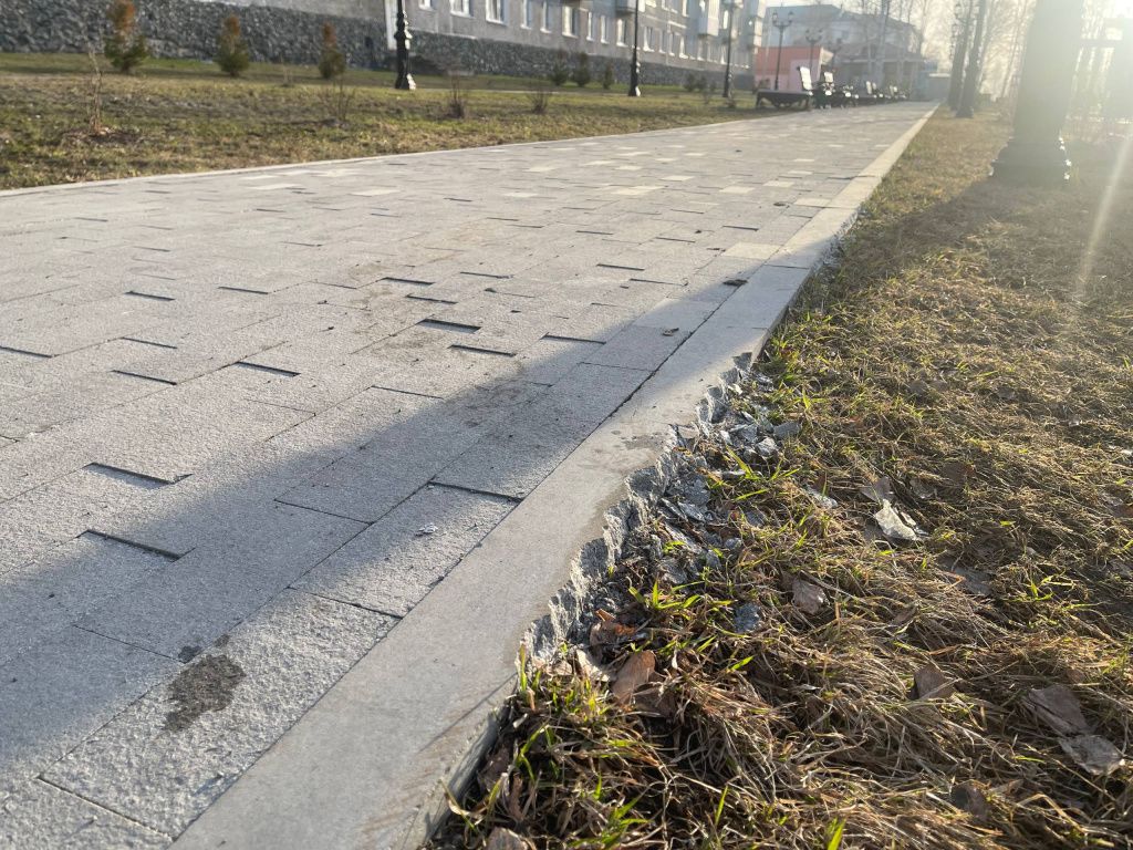 Гранитный бордюр на "Сиреневом бульваре" начал крошиться. Фото: Анна Куприянова, "Глобус"