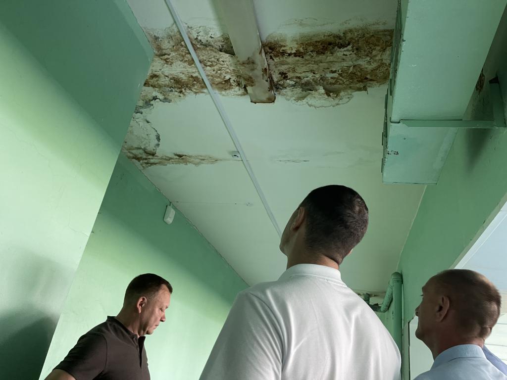 На балконе в спортзале протекает потолок. Обещают отремонтировать. Фото: Анна Куприянова, "Глобус"