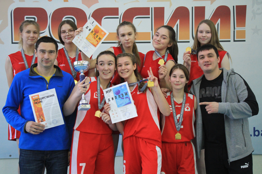 Победители турнира - команда школы №1. Фото: Константин Бобылев, "Глобус".