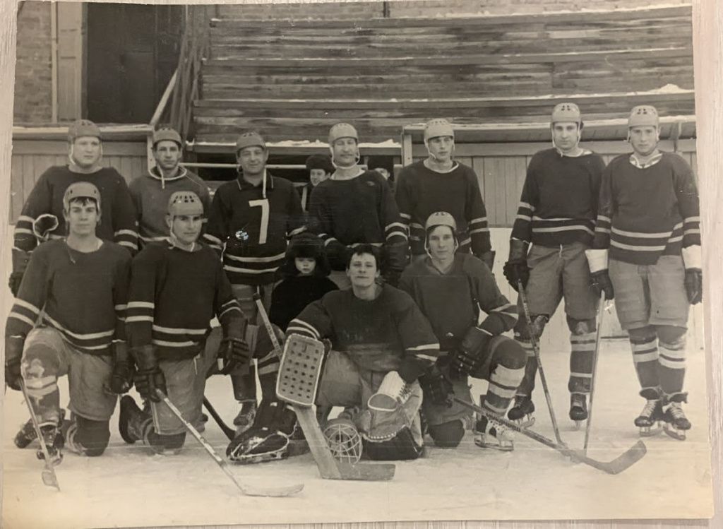 Анатолий Николаевич сам в молодости был хоккеистом. Фото предоставлено родителями воспитанников тренера