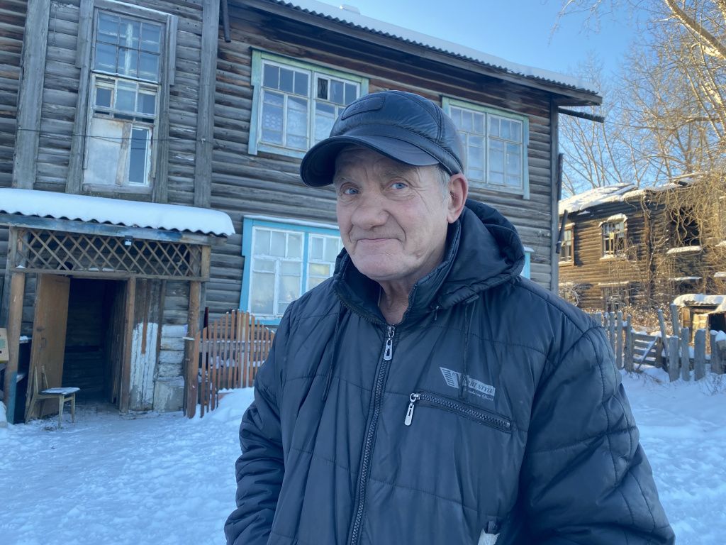 Александр Соколков живет в доме по Полины Осипенко. Его мужчина называет "сараем". Фото: Анна Куприянова, "Глобус"