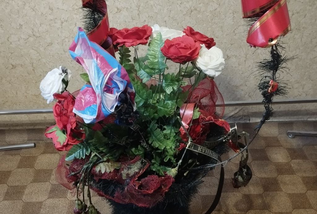 Тот самый венок, который женщина поставила на горелку "Вечного огня". Фото: МО МВД России "Серовский"