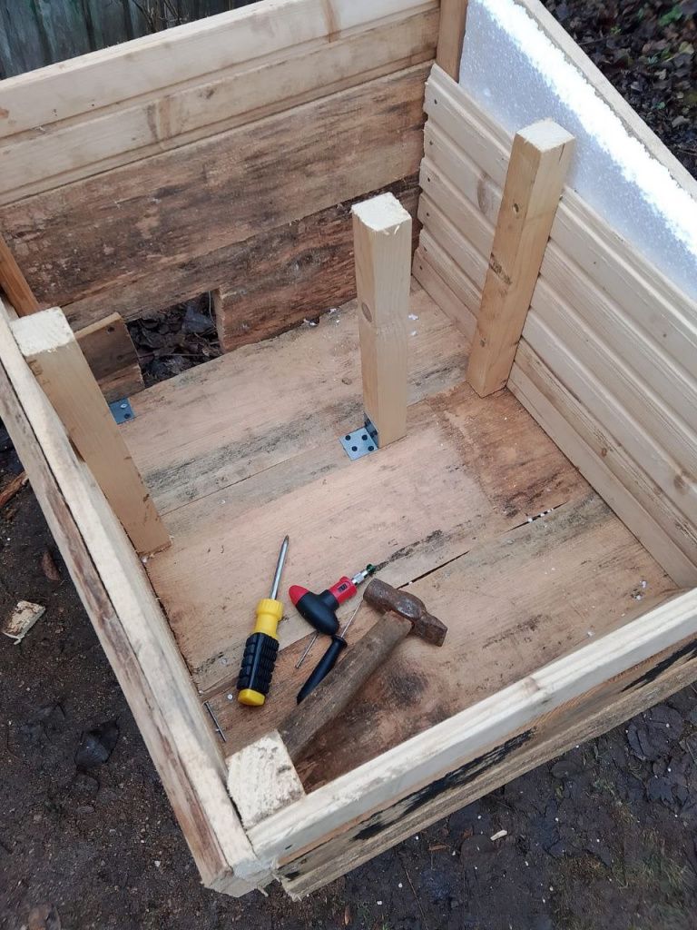 Домик для ежика строился строго по расчетам и ударными темпами, чтобы успеть до холодов и снега. Фото предоставлено Вячеславом, специально для серовской газеты «Глобус»