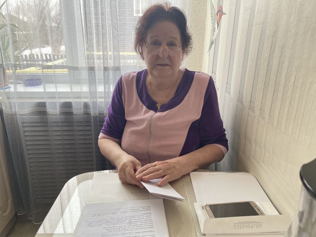 С минувшей зимы у Татьяны Елисеевой сохранились акты и заявления по поводу отопления. Фото: Анна Куприянова, "Глобус"