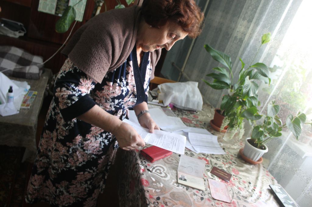 Зайтуна Валиулова показывает документы подтверждающие инвалидность и диагнозы мамы. Фото: Мария Чекарова, "Глобус"