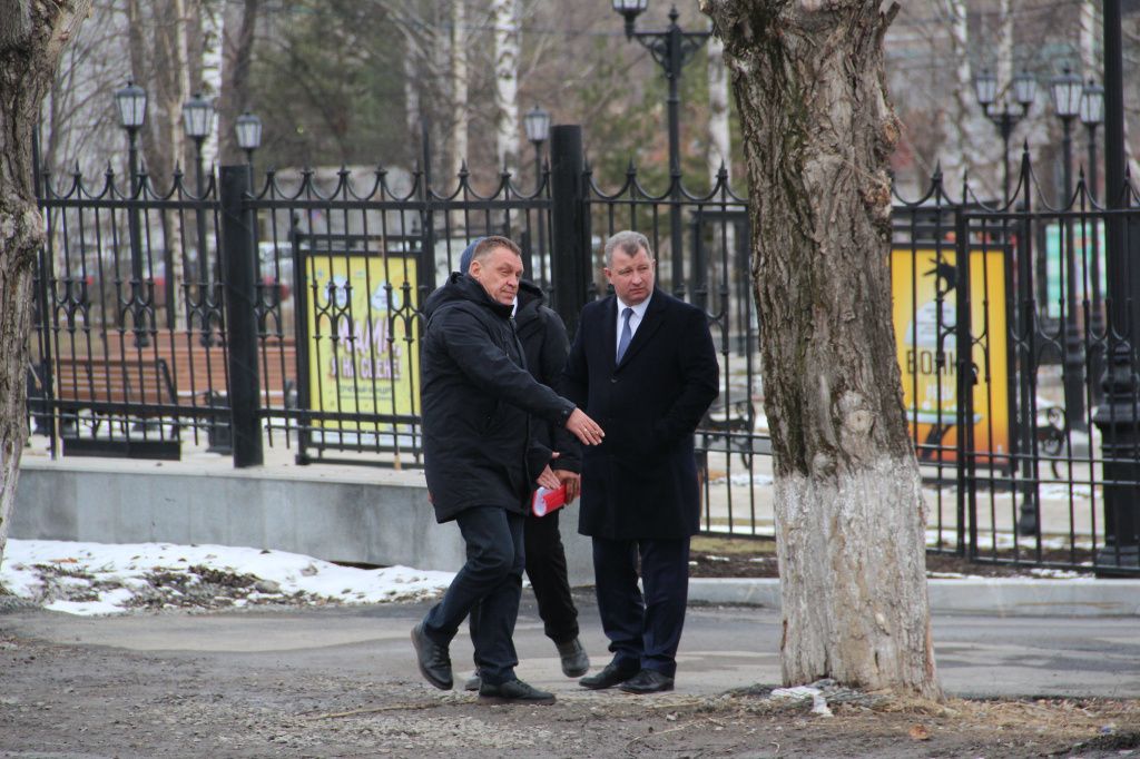 Приехавший на место работ Василий Сизиков заверил, что реконструкция будет выполнена в соотвествии с проектом. Фото: Анна Куприянова, "Глобус"