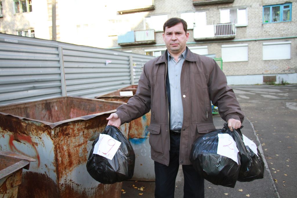 Александр Столбов проводил замеры выбрасываемого мусора - по четырем сезонам. Планировал сам оспорить норматив в суде. Фото: Константин Бобылев, архив "Глобуса"