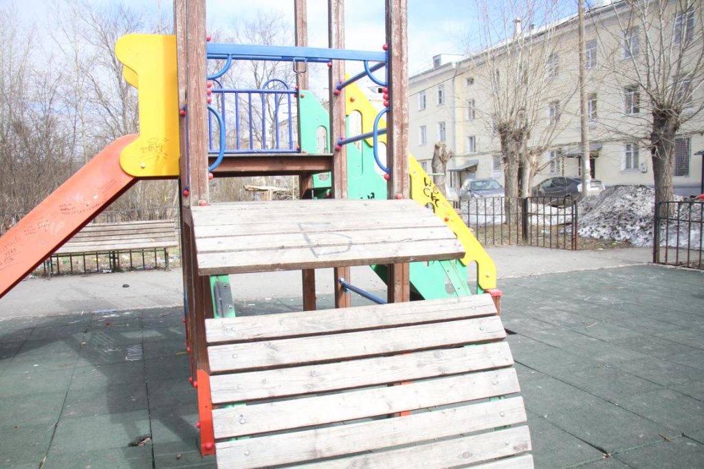 У детского комплекса выломаны доски. Фото: Константин Бобылев, "Глобус"