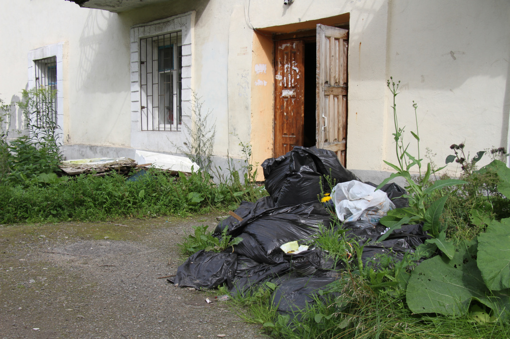 Мусор, который коммунальщики вынесли из квартиры Ирины, так и сотался лежать во дворе дома. Фото: Константин Бобылев, "Глобус".