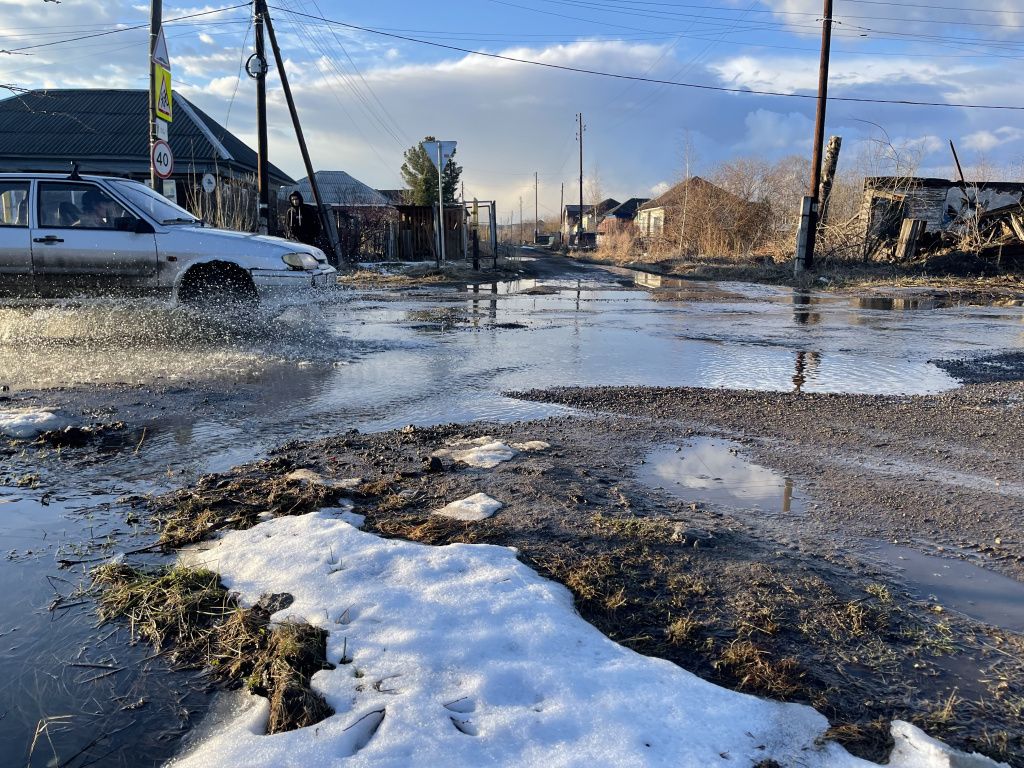 На улице Республиканской разлилась лужа. Фото: Анна Куприянова, "Глобус"