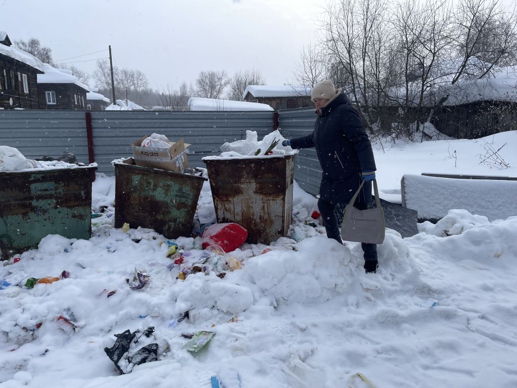 К мусорным бакам подобраться нелегко. Фото: Анна Куприянова, "Глобус"