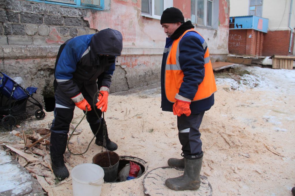 Рабочие сказали, что в колодце земля. Фото: Анна Куприянова, "Глобус"