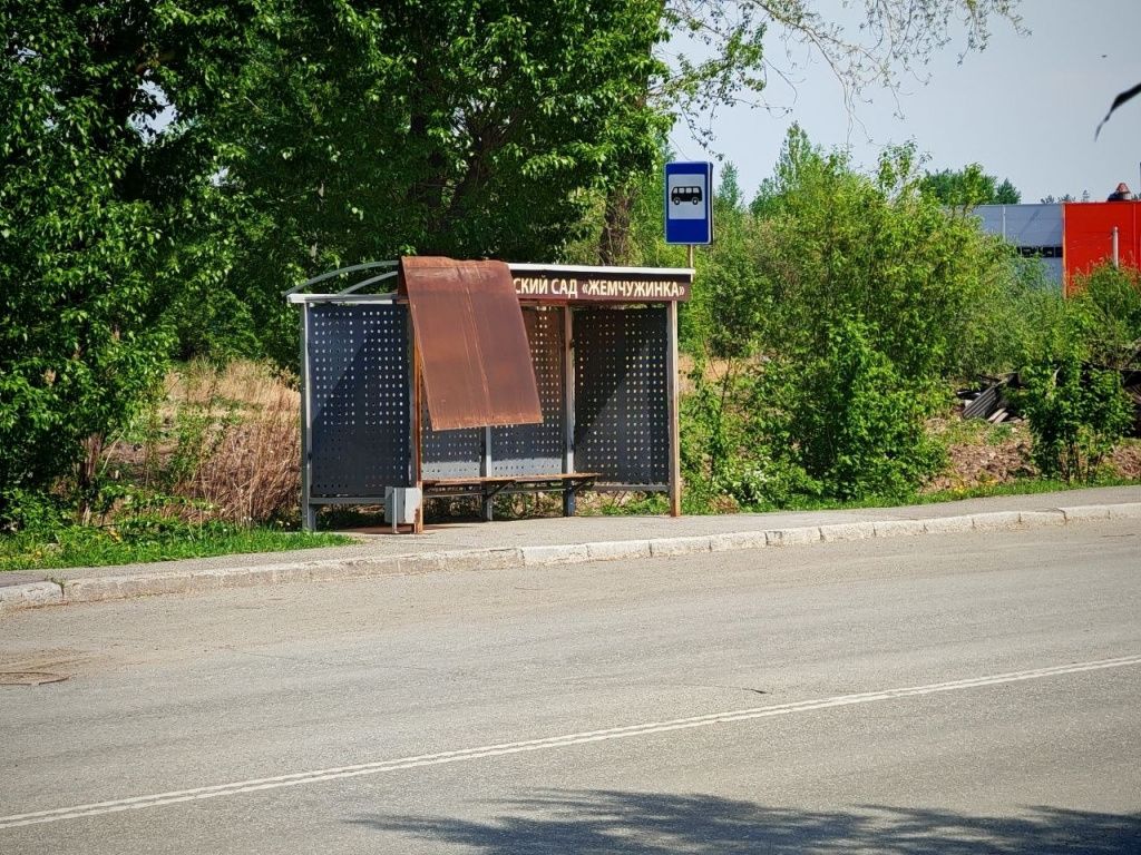 В середине мая автобусная остановка "Детский сад "Жемчужинка" стояла без части крыши. Фото: Константин Бобылев, "Глобус"