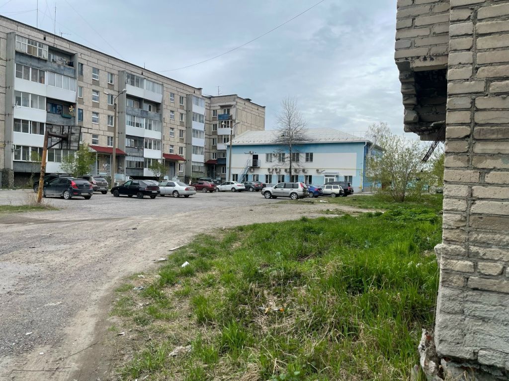 Дом №38 по улице 4-й Пятилетки находится метрах в 50 от "общаги". Даже на расстоянии люди чувствуют вонь из подвала. Фото: Анна Куприянова, "Глобус"