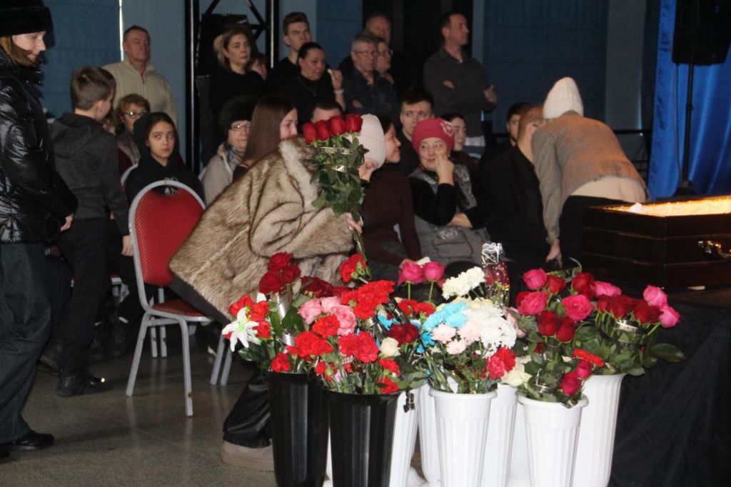 В дань уважения люди несли живые цветы. Фото: Анна Куприянова, "Глобус" В дань уважения люди несли живые цветы. Фото: Анна Куприянова, "Глобус"