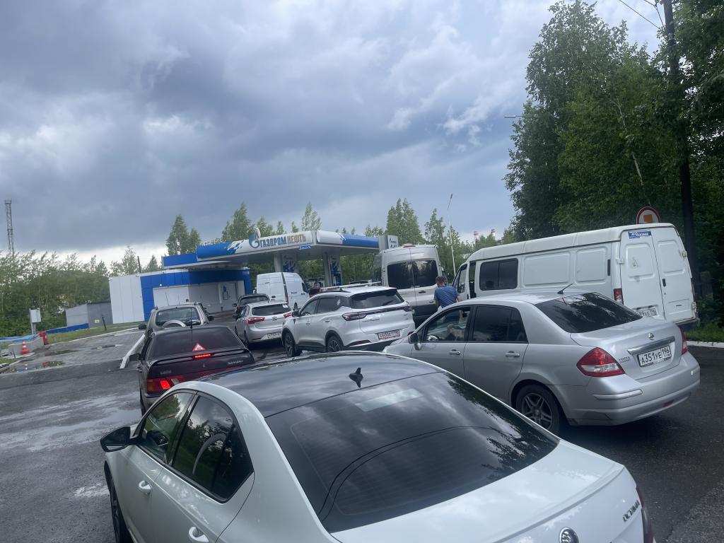 На заправке по улице Нахабина собралось порядка 20 машин. Фото: Анна Куприянова, "Глобус"