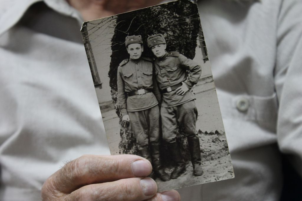 Владимир Ефремов (справа) и Григорий Зиннатуллин (слева). Фотография сделана в 1959 году, в Прикарпатском военном округе. Фото: Мария Чекарова, "Глобус"