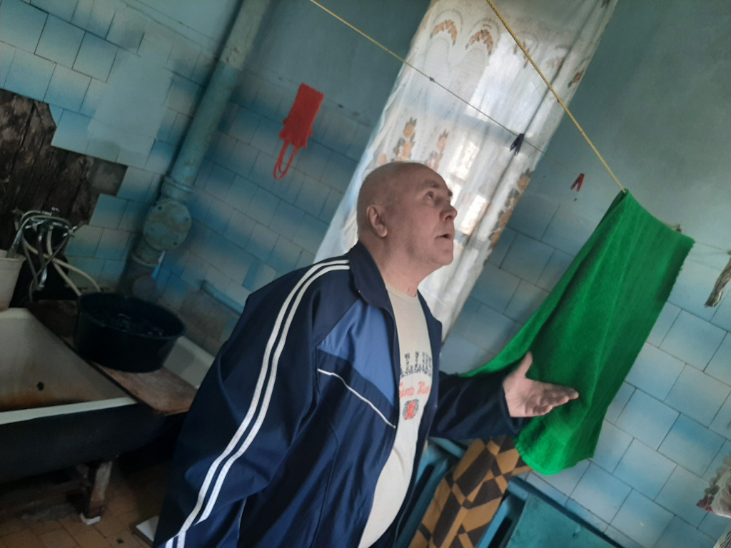 Виктор Панасюк боится, что отсыревший потолок в ванной комнате скоро рухнет. Фото: Мария Чекарова, "Глобус"