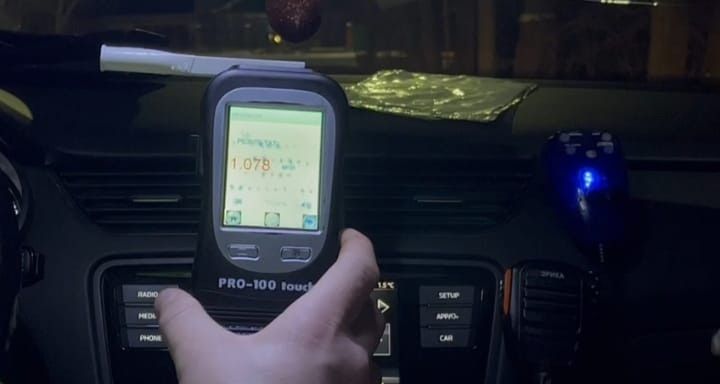 Освидетельствование показало у водителя наличие 1,078 мл паров этанола в выдыхаемом воздухе. Фото: Госавтоинспекция Серова