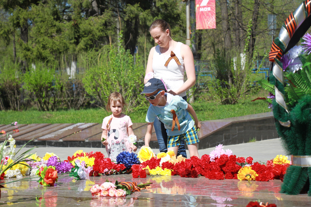 Анна Каверина пришла на мемориал вместе с детьми - Машей и Никитой. Фото: Константин Бобылев, "Глобус"