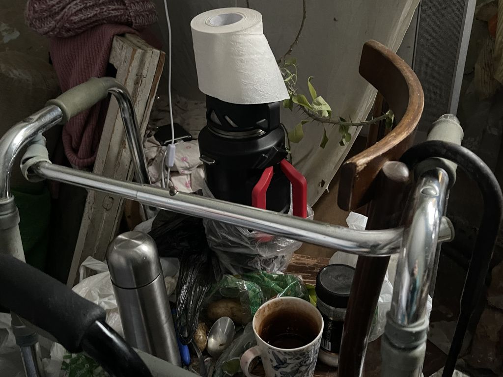 На стуле - еда и вода в термосе. Фото: Анна Куприянова, "Глобус"