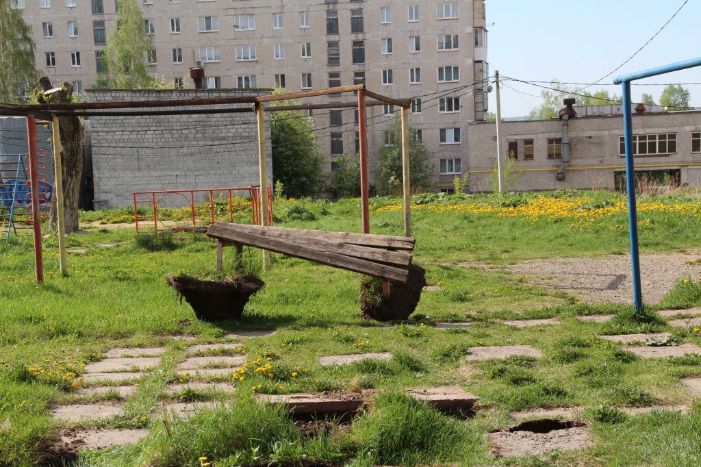 Скамейку выкопали и перетащили на несколько метров. Фото: Анна Куприянова, "Глобус" Скамейку выкопали и перетащили на несколько метров. Фото: Анна Куприянова, "Глобус"