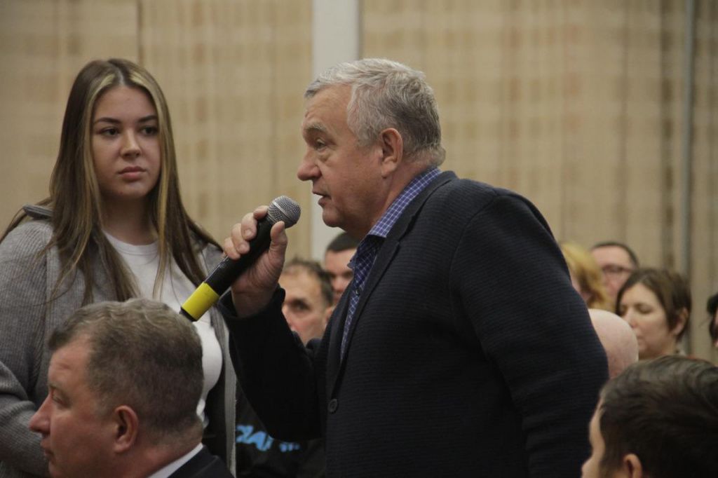 Главный судья Центра тестирования ГТО Александр Валенцев озаботился судьбой конькобежцев. Фото: Константин Бобылев, "Глобус"
