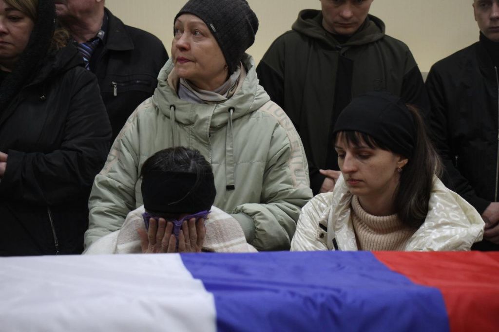 У закрытого гроба убитые горем родные и близкие Сергея. Фото: Константин Бобылев, "Глобус"